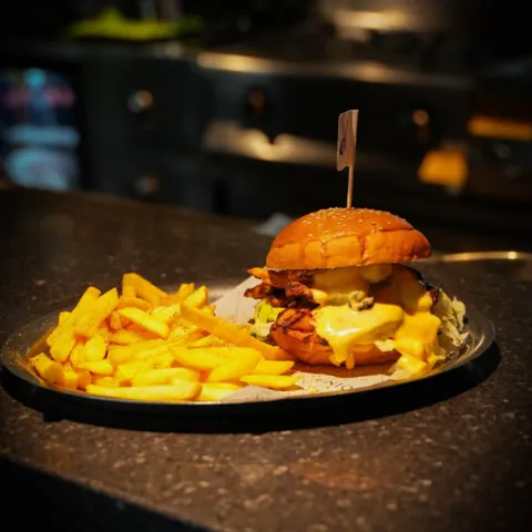طبق برغر مع البطاطا